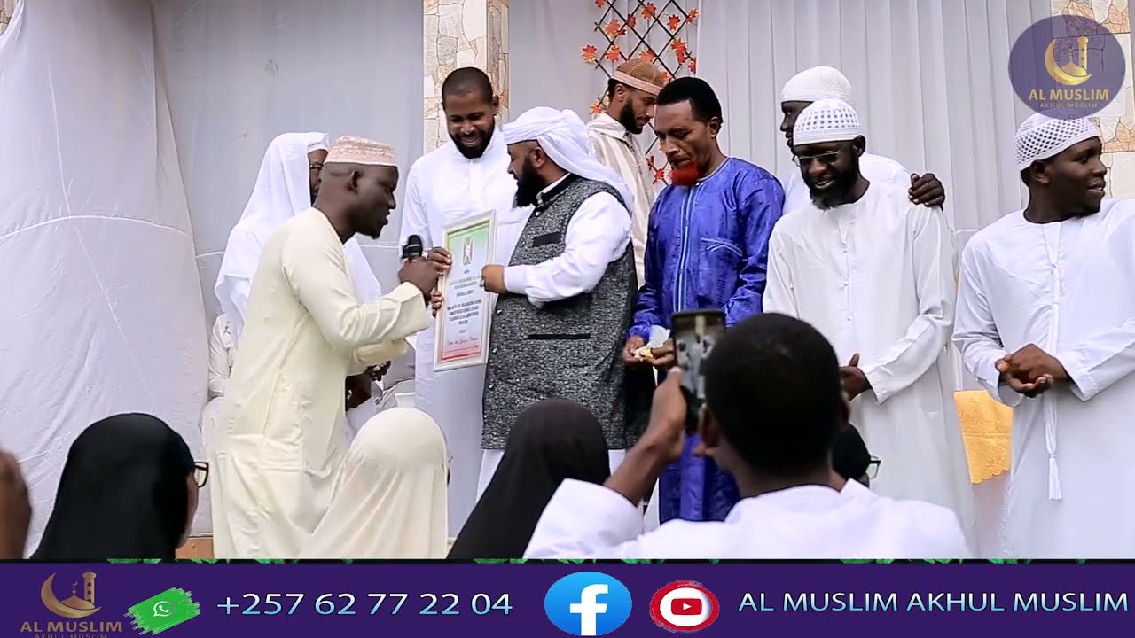 SHUHUDIA Akipewa Zawadi SHEIKH HAMZA MANSOOR Na Wakina Maman Wa Buyenzi Kwa Hadjati HABIBA