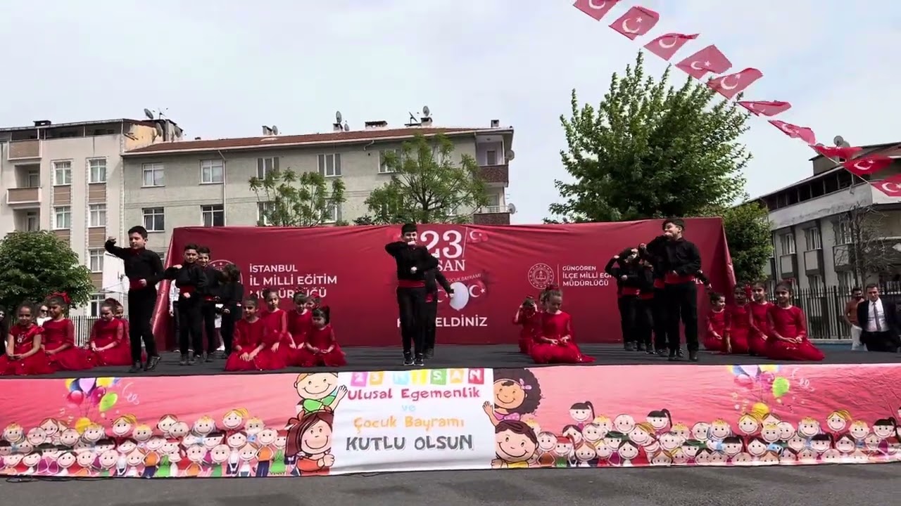 Anadolu Ateşi 23 Nisan Gösterisi Şehitler İlkokulu 2/E Sınıfı