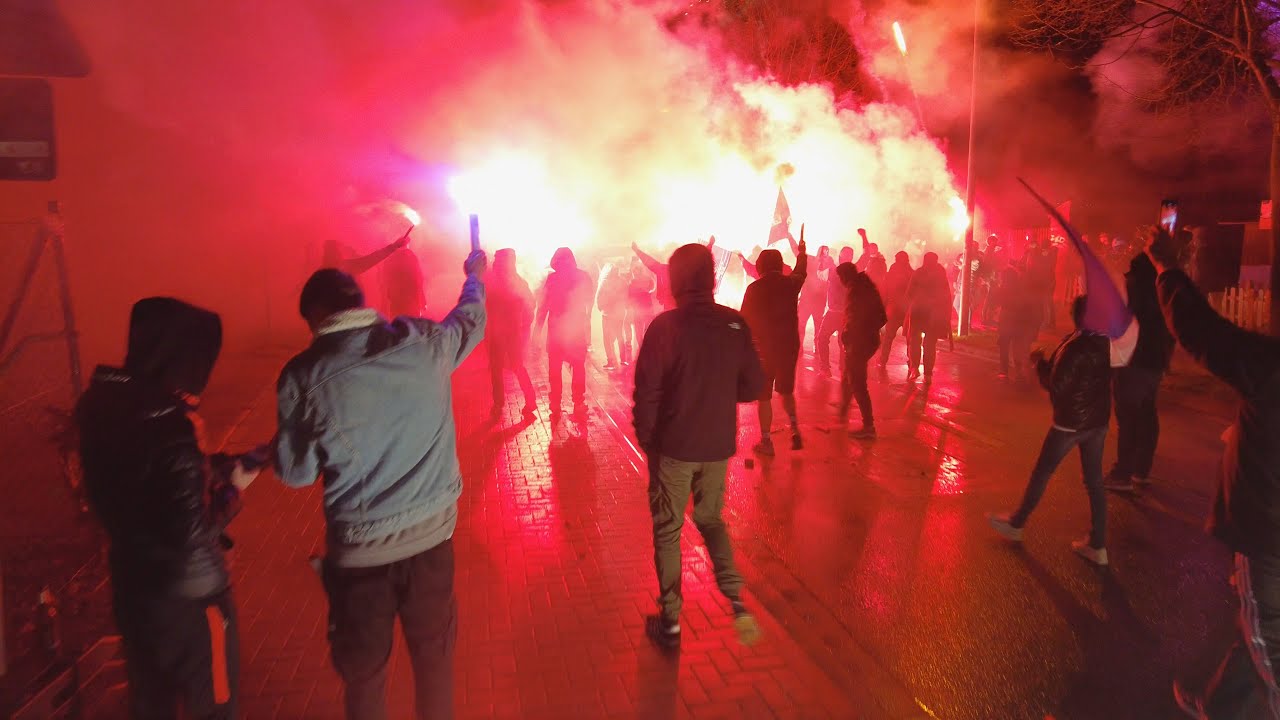 1. FC Magdeburg - Pyro Empfang und Feuerwerk nach dem Auswärtssieg gegen Hansa Rostock
