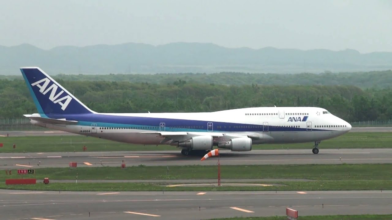 ANA ボーイング747-400D 新千歳空港離陸