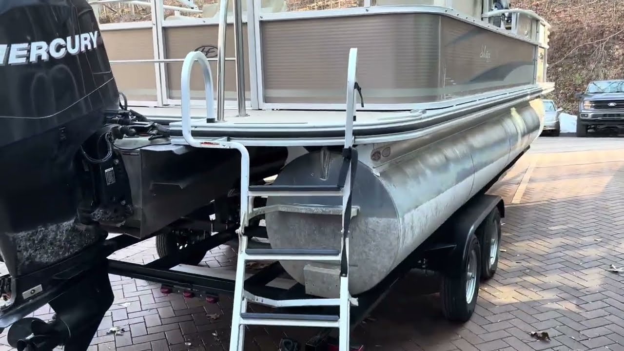 Pre-Owned 2011 Harris Solstice 230 from AQUAKNOX MARINE