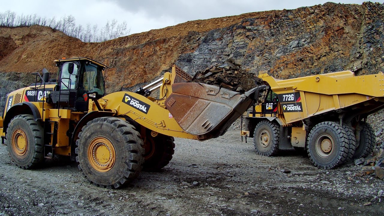 CAT 982M loading dumper CAT 772G