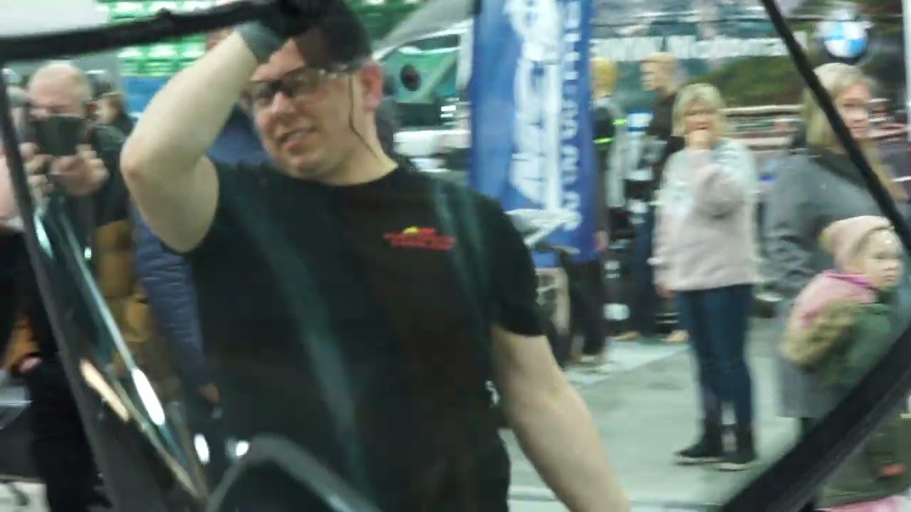 Hurtigruta Carglass bytter frontrute på servicebilen til Tekno Maskin.