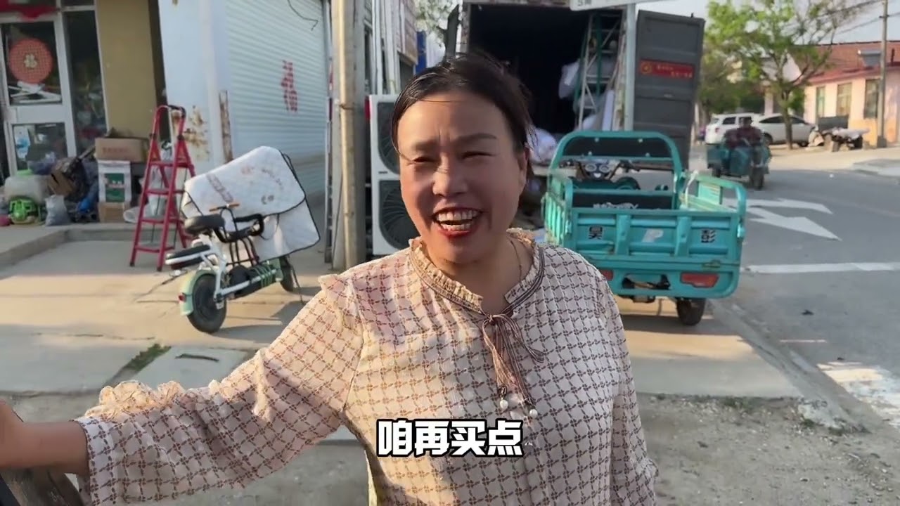 难得爸妈下午不摘草莓，带我去镇上逛一圈，买了好些零食。回家上屋顶铺了防晒网，也是长见识啦，衣服有防晒，屋顶也有防晒哈哈。今天是白菜小饼上线！又是长肉的一天。#记录真实生活 #日常vlog #婚后日常