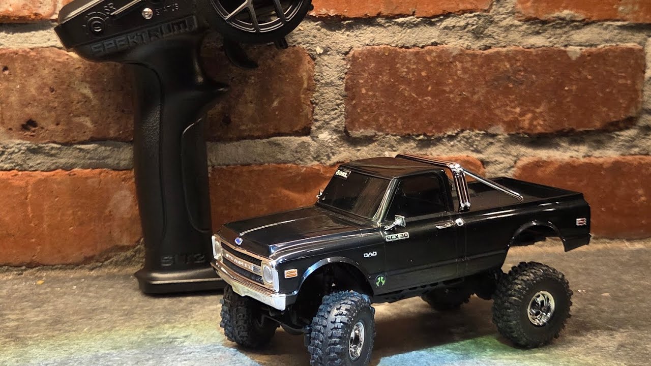 Axial SCX30 Chevorlet K10 truck unboxing and driving.