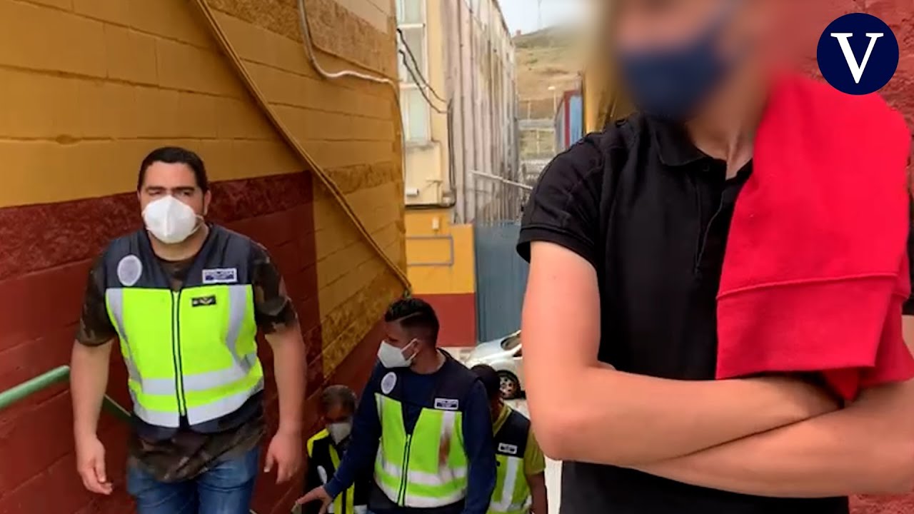 Un menor que deambula por Ceuta: 