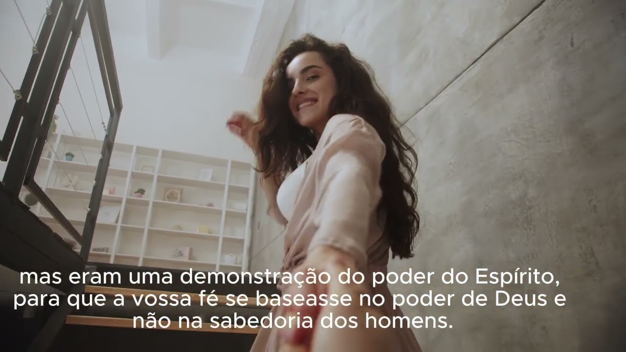 Uma luz brilha nas trevas para o justo,    permanece para sempre o bem que fez.