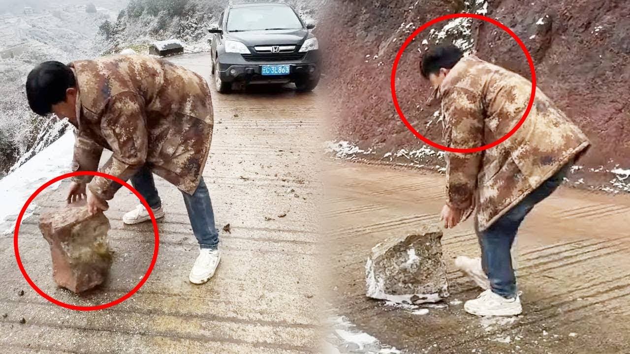 Дорожный мусор заблокировал движение автомобилей, поэтому добросердечные люди убрали валуны, чтоб...