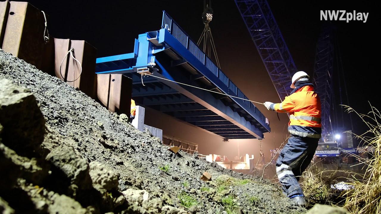 Zeitraffer: Schwerlastkran hebt 150-Tonnen-Br&uuml;cke &uuml;ber Ellenserdammer Tief