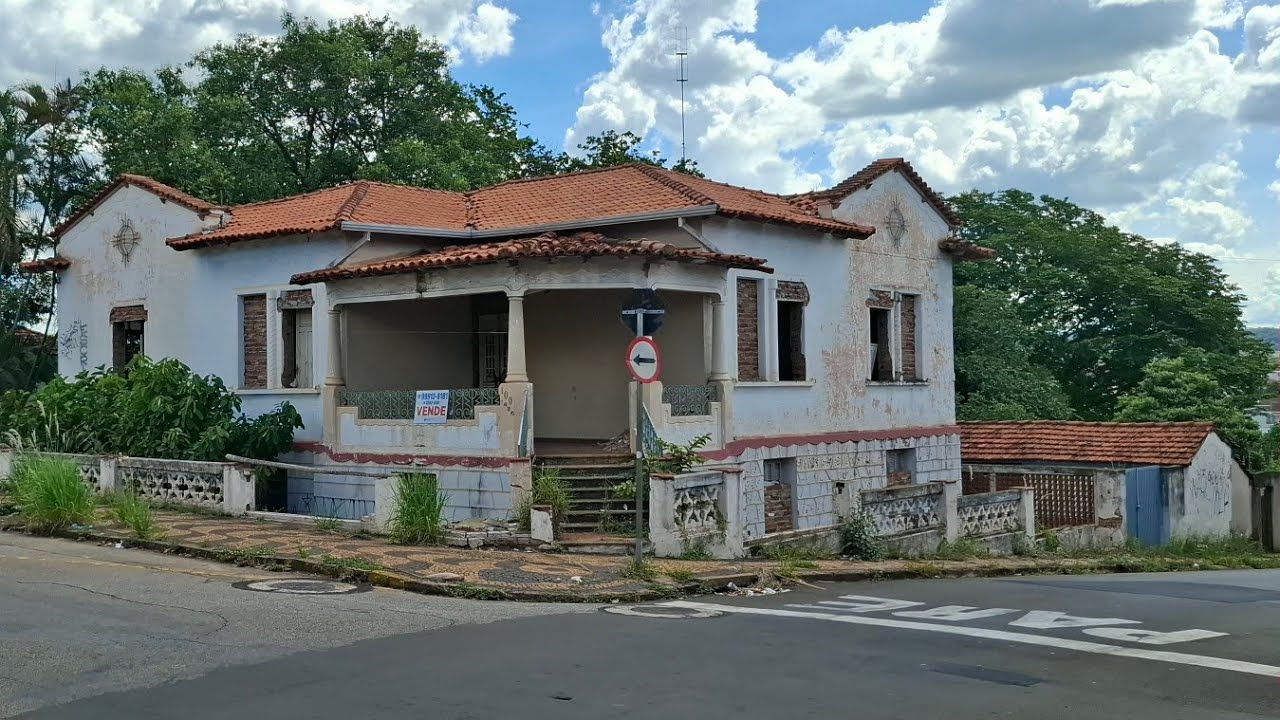 CASA ANTIGA QUE TEVE O SEU AUGE DE GLÓRIA.... HOJE É SÓ ABANDONADO E RUÍNAS. 