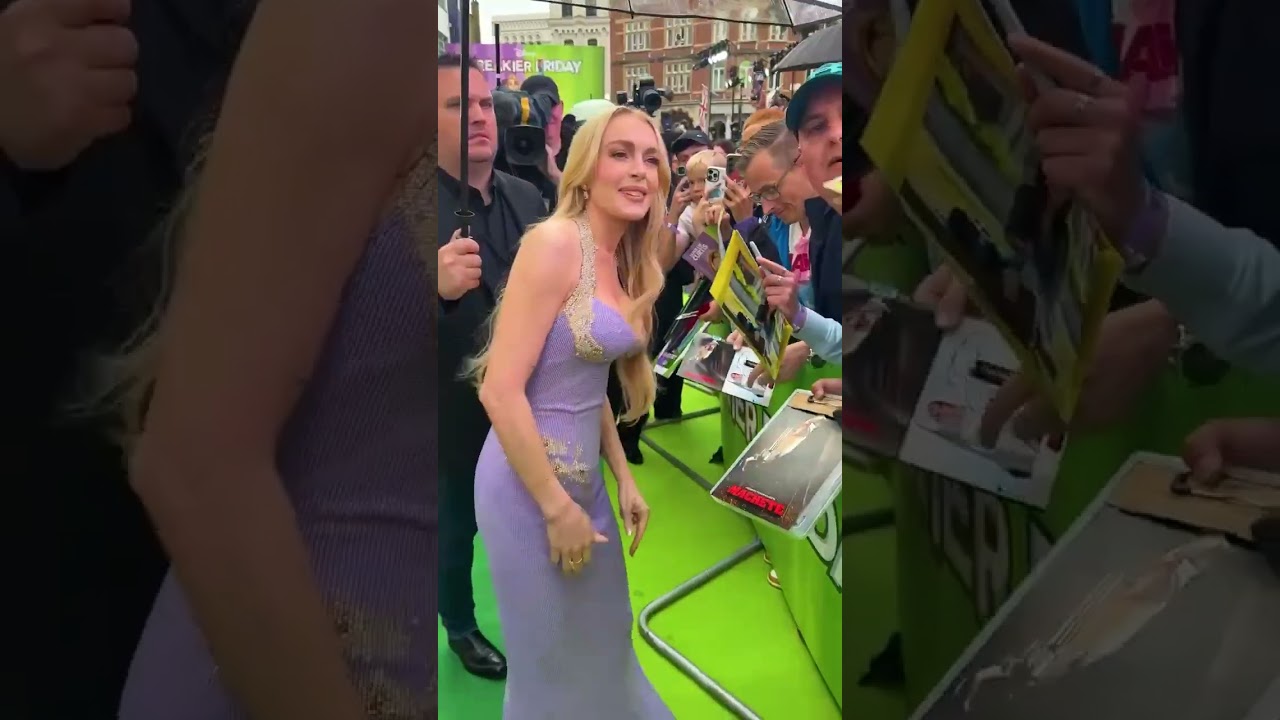 Lindsay Lohan makes an entrance at the UK Premiere of Freakier Friday  🎸✨ @DisneyUK