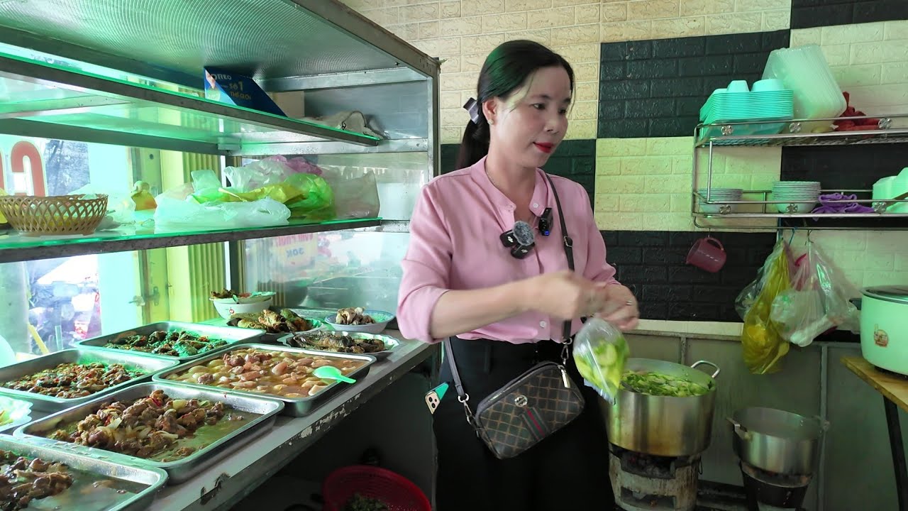 Chị đẹp chủ quán cơm phần bình dân tìm người bầu bạn chạy bàn tiếp | Long Xuyên TV