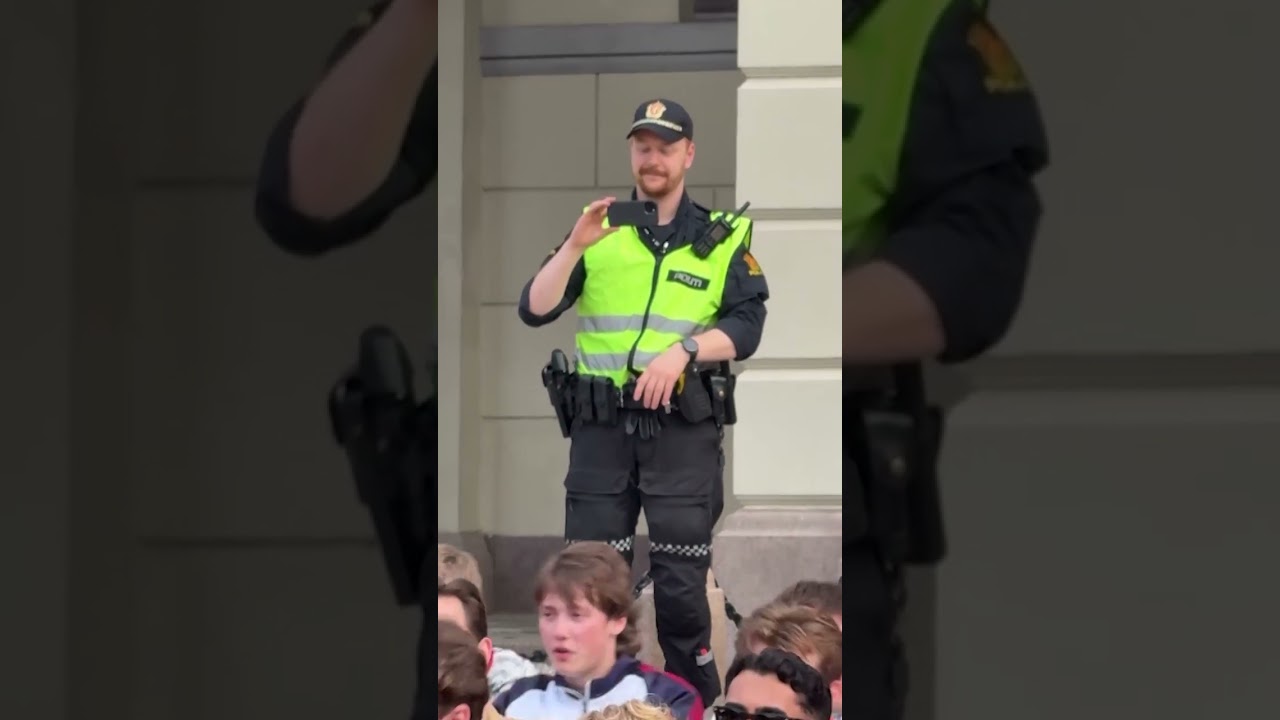 Norske fans fremf&oslash;rer &laquo;Viking Row&raquo; utenfor det kongelige slottet