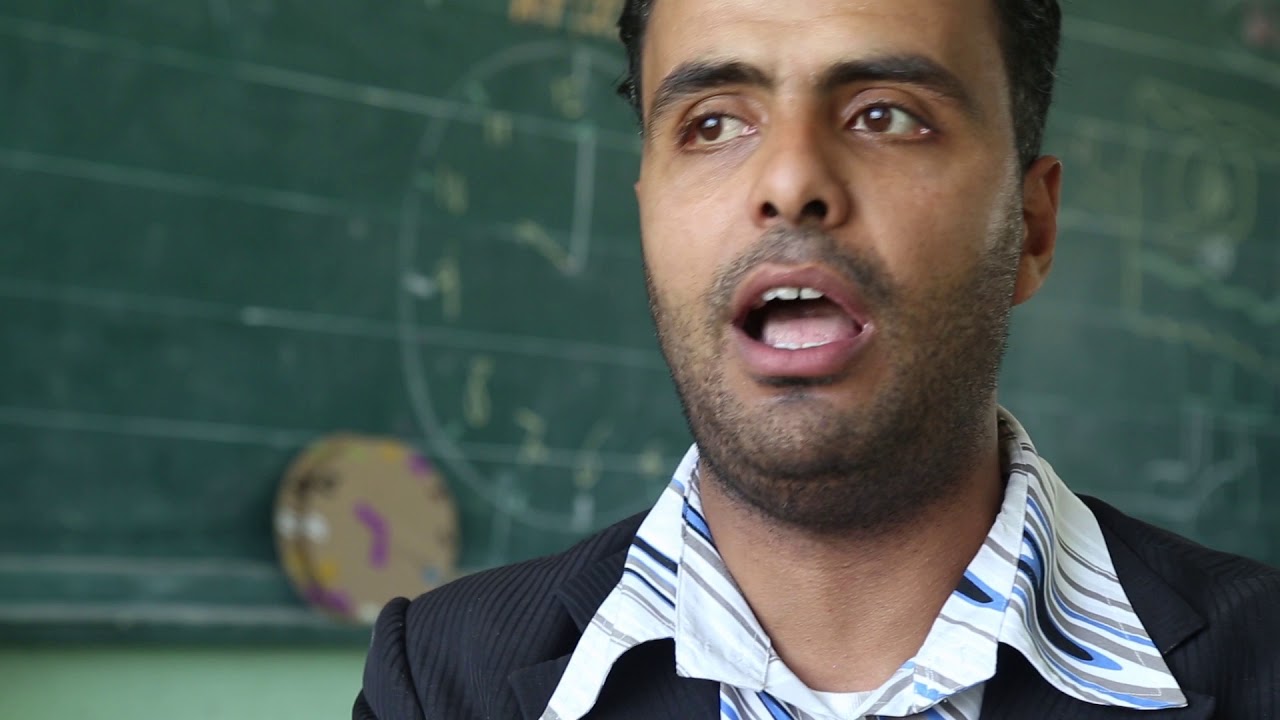 المعلم حسن الغرام  يقدم درسا في مادة اللغة الإنجليزية بطريقة التعلم النشط