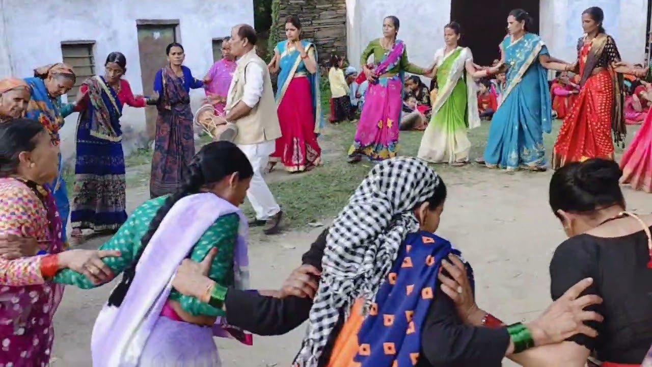 झोडा चाँचरी के बोल त्वै देवी भेट चढुल सातो आटो में