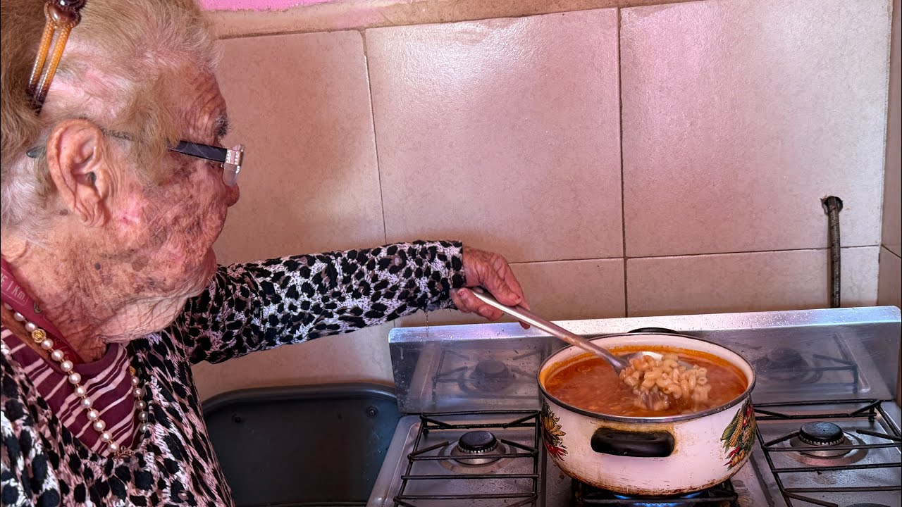 Doña Beba prepara sopa de codito