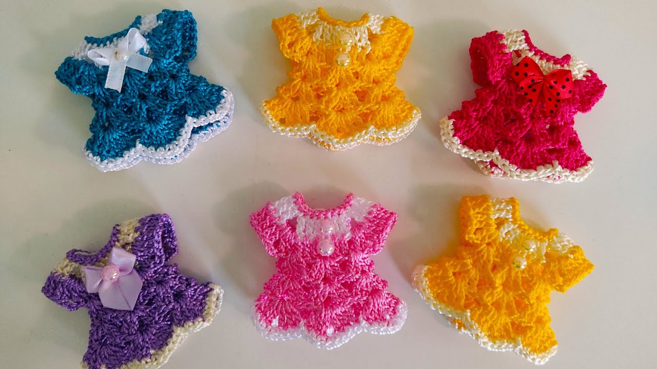 Mini vestidinho em crochê ou chaveiro em crochê lembrancinha