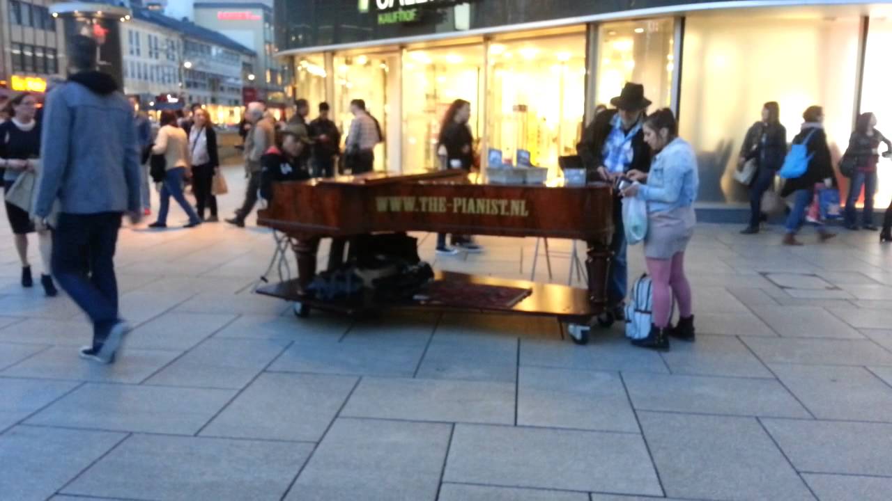 Pianist (Stra&szlig;enmusiker) in Frankfurt (Zeil)