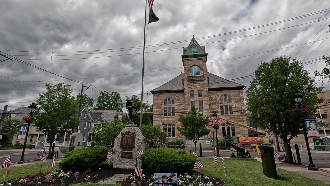 ⁴ᴷ⁶⁰ Walking downtown Stroudsburg, Pennsylvania