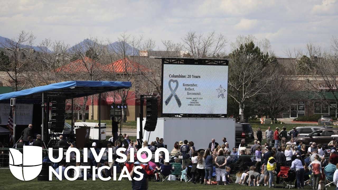 Con una solemne ceremonia, la comunidad se une y conmemora 20 años de la masacre de Columbine