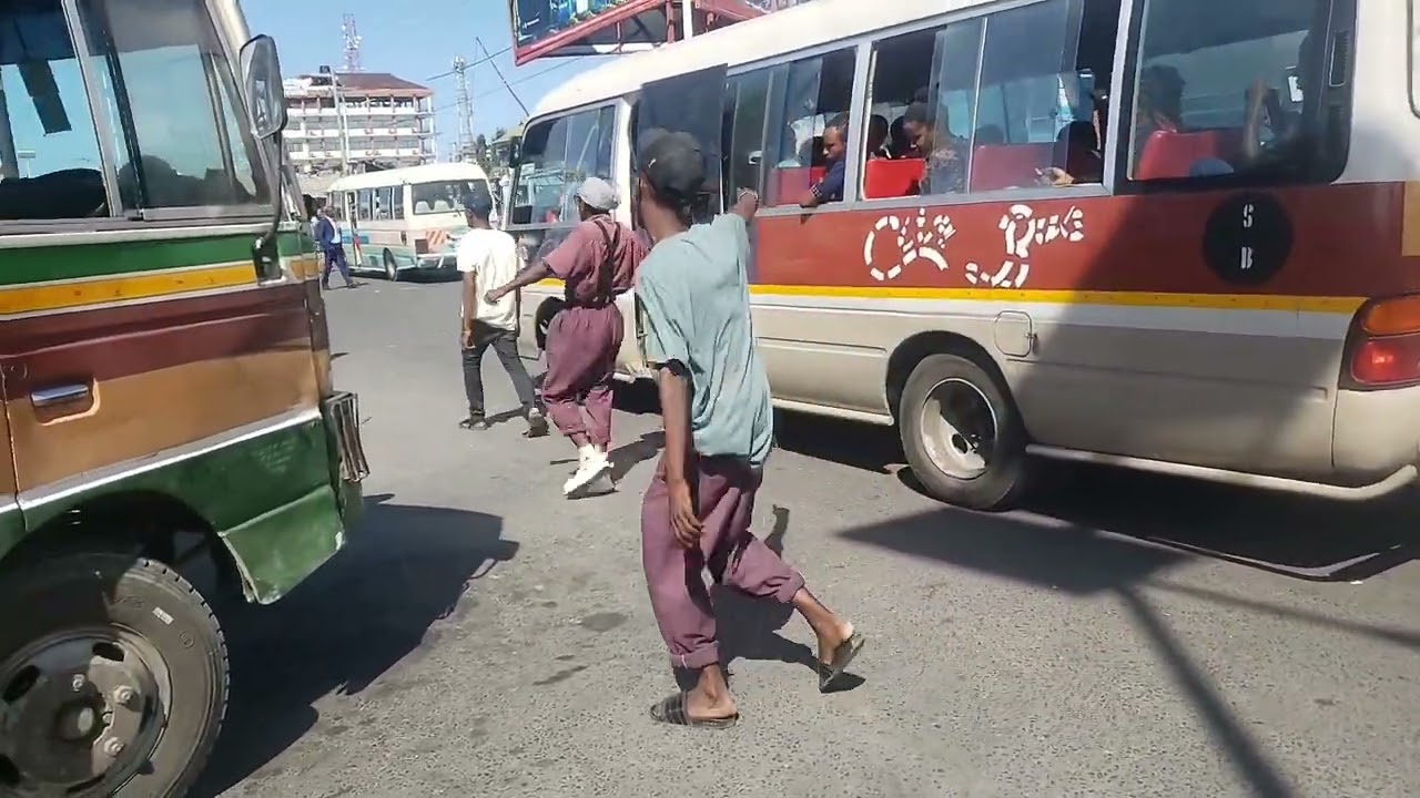 Tazama mbwembwe za Mhasibu wa daladala akiita abiria wa Tegeta Nyuki.