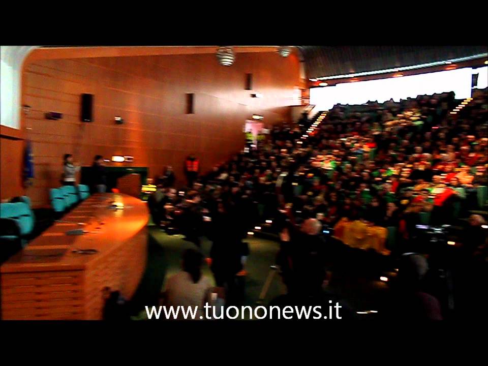 La lettura della sentenza al processo eternit con le reazioni del pubblico
