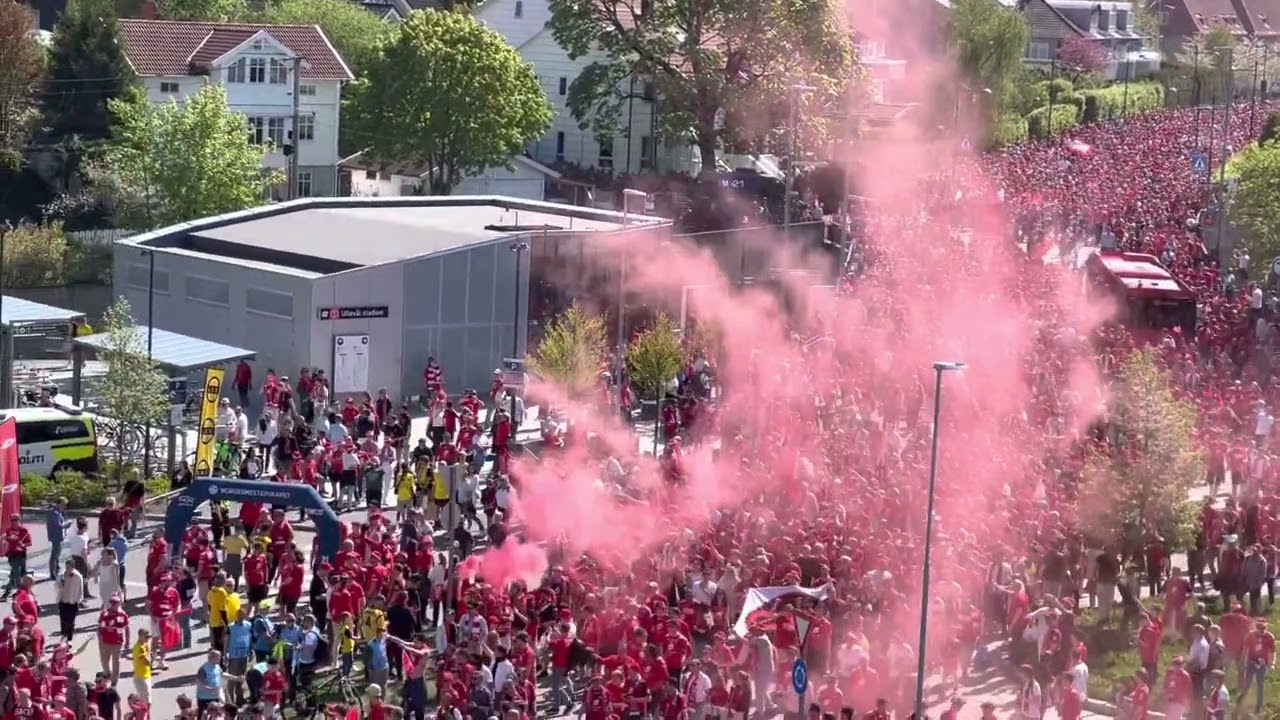 Branntoget marsjerende mot Ullevaal Stadion. Cupfinale 2022. Brann vs LSK