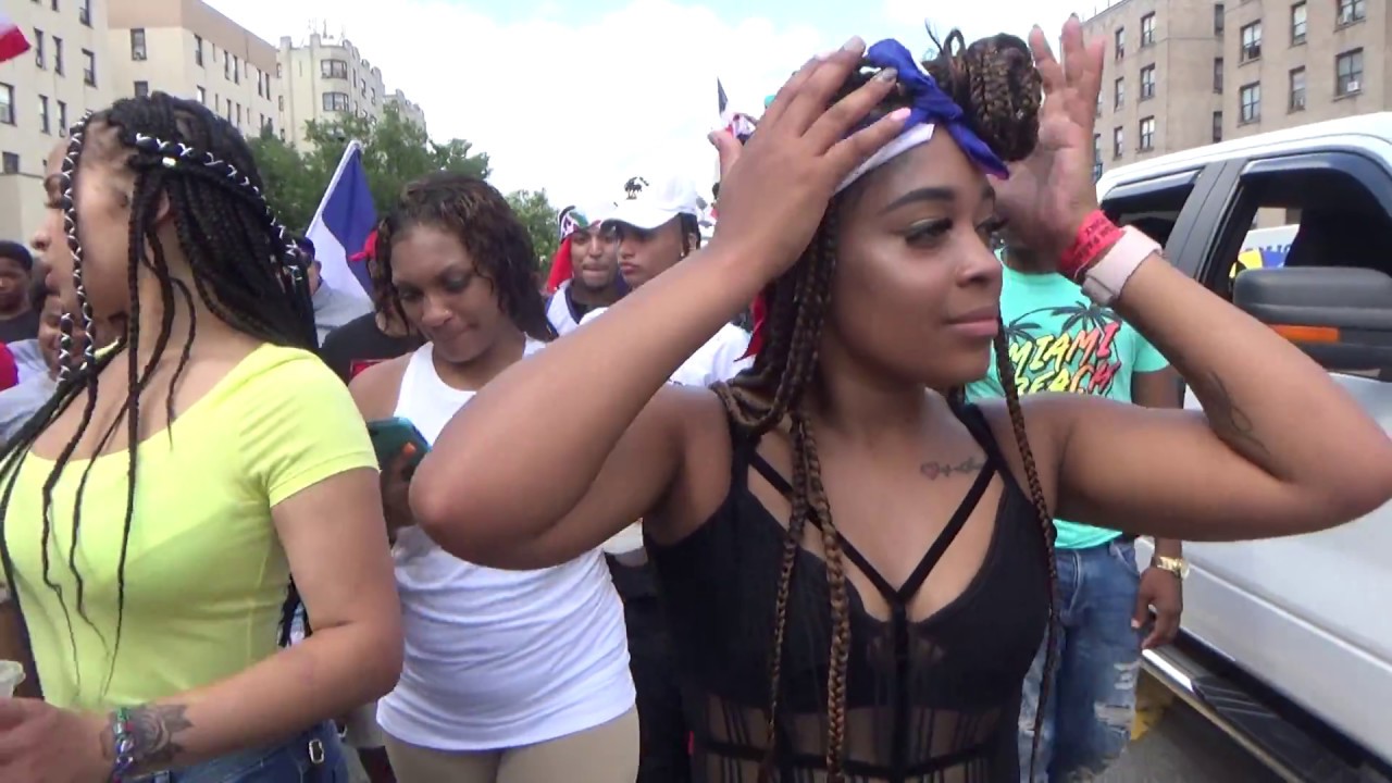 DOMINICAN GIRLS DANCE AT DOMINICAN DAY PARADE BRONX 2018 NEW YORK - PARADA DOMINICANA EN BRONX 2018
