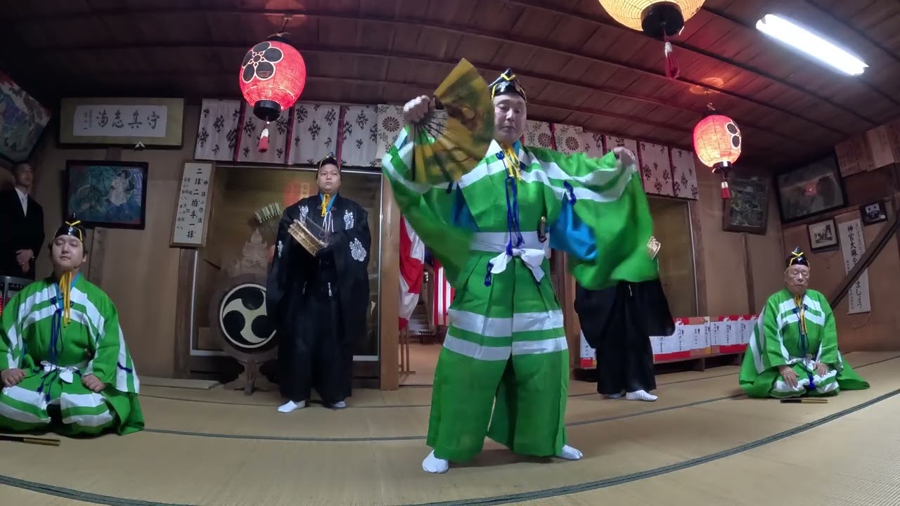 「越前万歳」日本三大古典万歳のひとつに数えられ、重要無形文化財。新春に祝言を述べる代表的祝福芸。味真野神社で、元旦に初舞が奉納される。福井県 越前市。2026年1月1日。