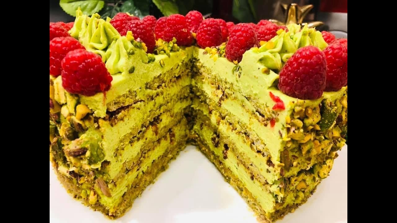 Russe pistache aux framboises ! كيكة الفستق رائعة و فخمة