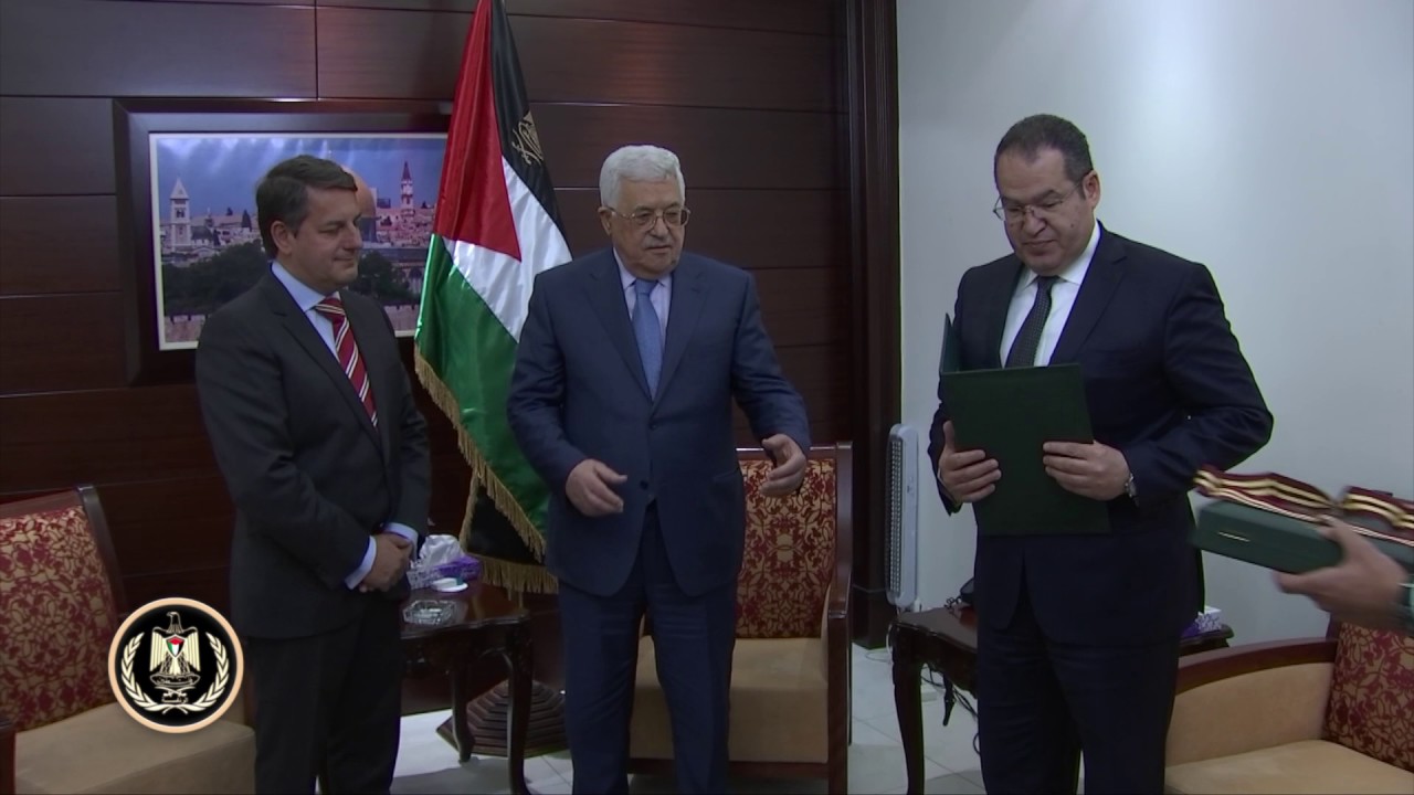 President Abbas awards Portugal's representative with the Order of the Star of Jerusalem