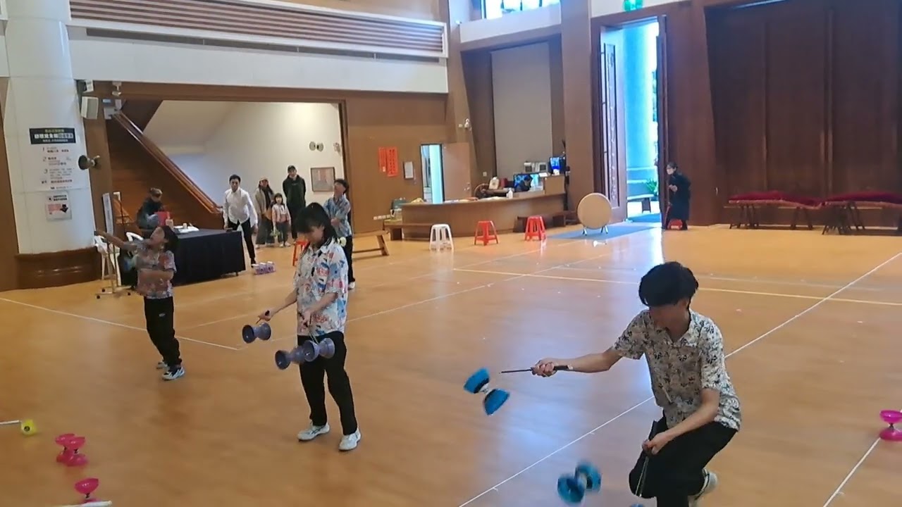 20260110慈濟新店靜思堂@大豐國小扯鈴隊＞＞由扯鈴隊學生+教練前後合體上陣表演最終局連續版〔雙人空中交叉接力+單人空中交叉接力扯鈴表演〕（4）