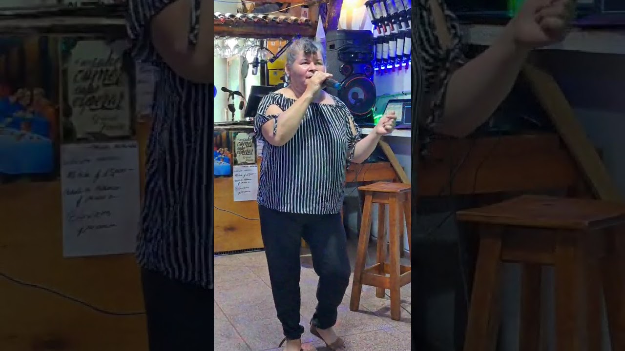 Cantando en la peña de Karibe 