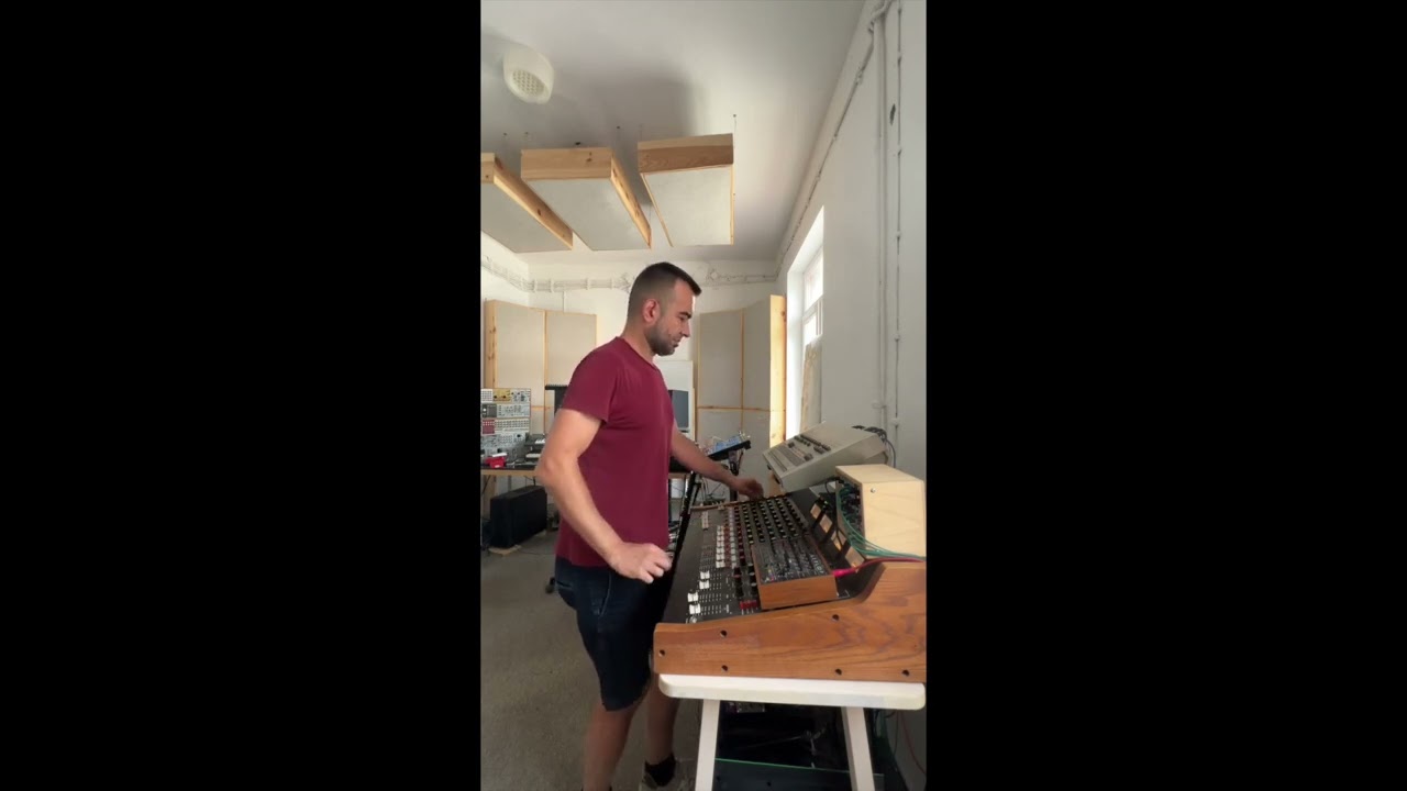 KiNK live composing with 1 synth, 1 drum machine and 1 fx box.