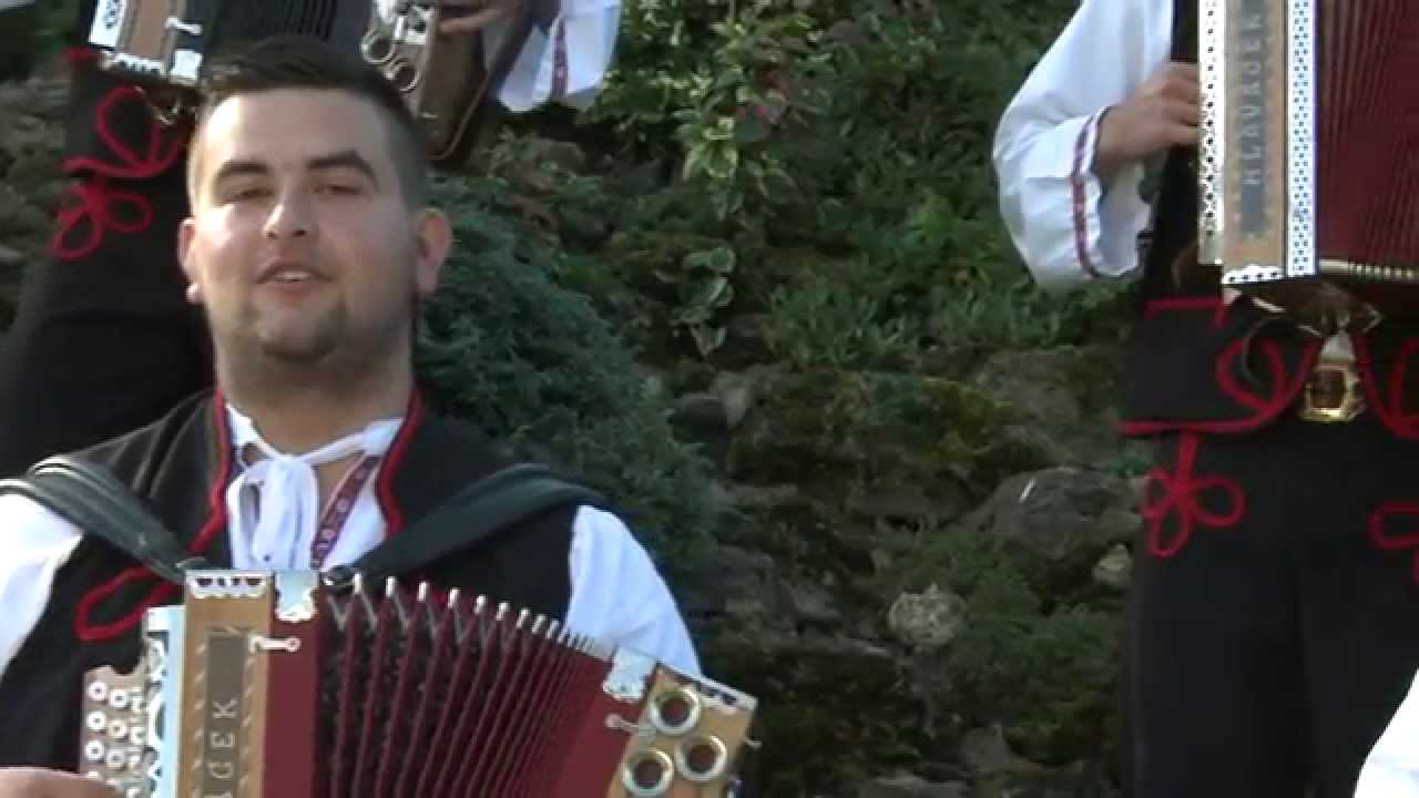 Krasňanci - Sadla včielka na jablonku