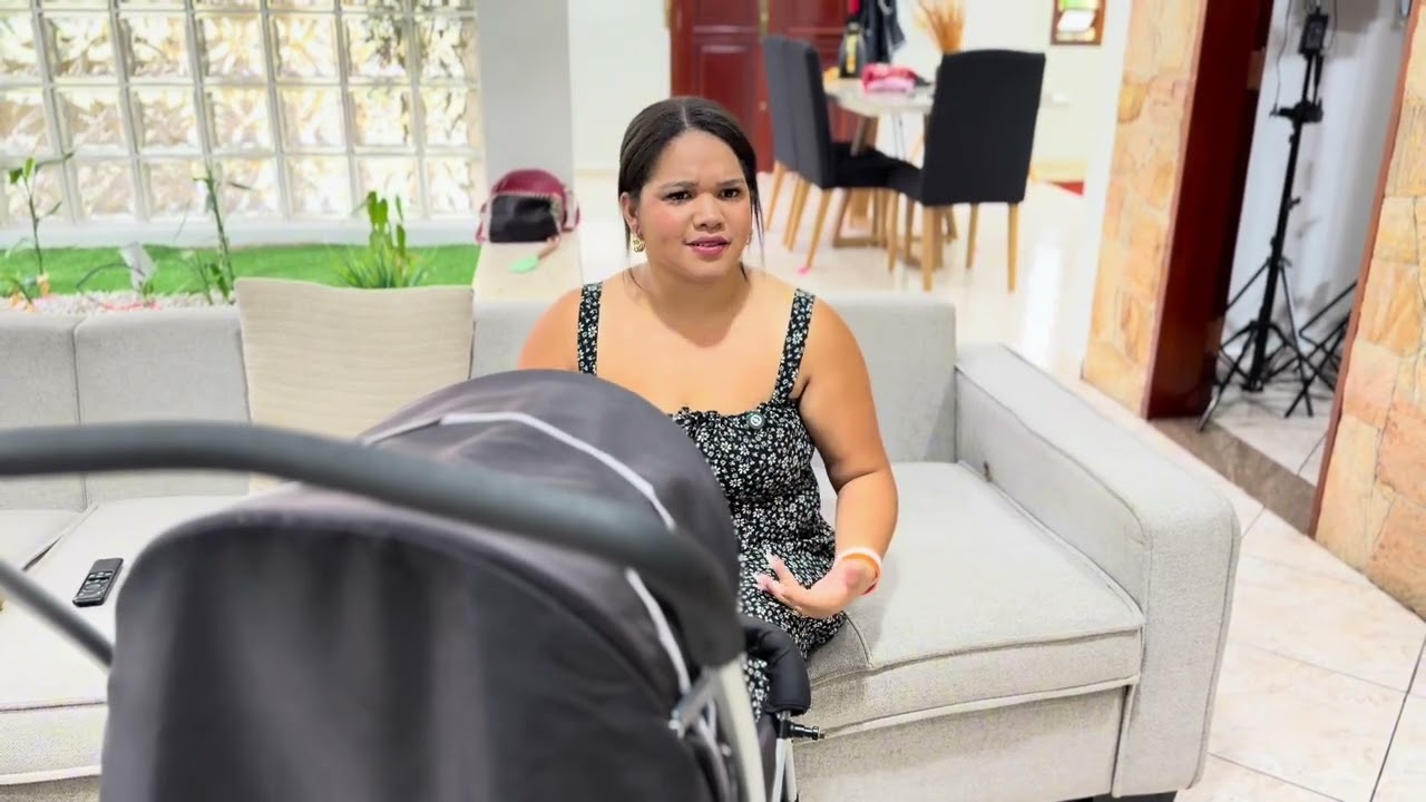 Olha o que a empregada passava nas mãos da patroa ￼