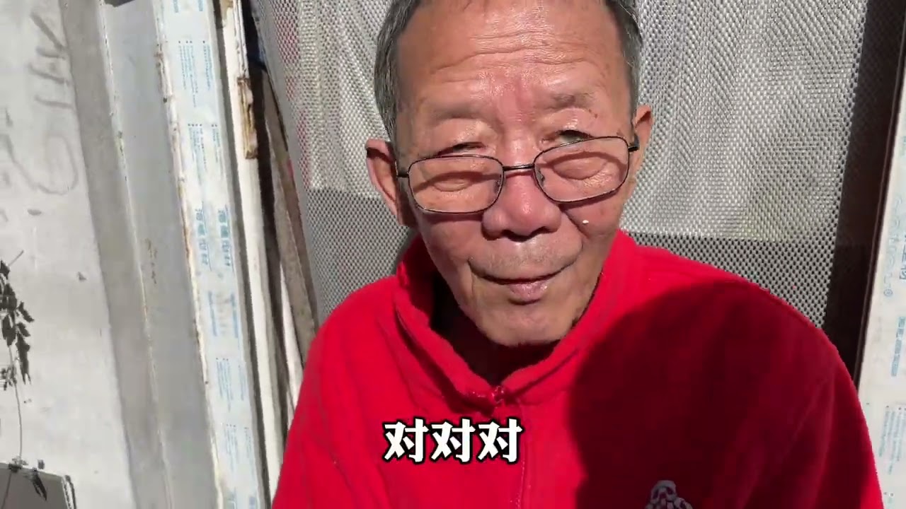 北京胡同67岁大爷和石兆琪是同班同学，直言谱有点大 北京胡同67岁大爷和石兆琪是同班同学，直言谱有点大，同学聚会得等开席，拍了狂飙更有名了老北京 北京胡同 狂飙 石兆琪