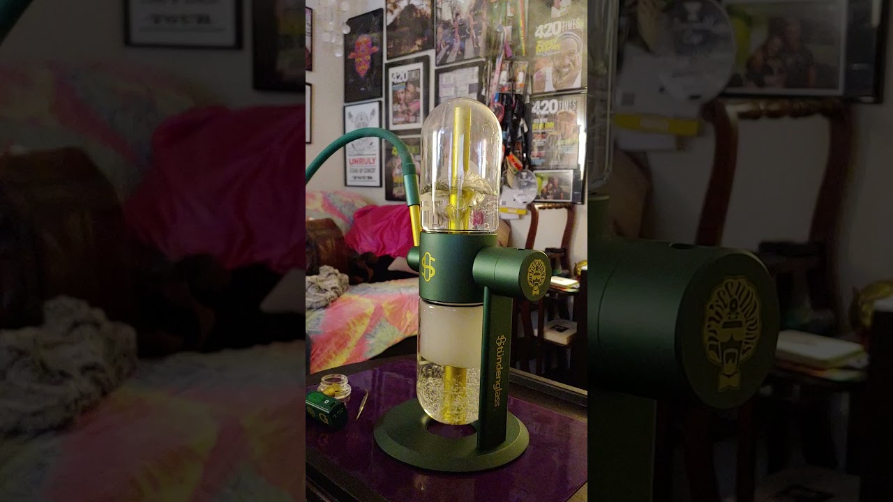 Cannapolitan's review of Stundenglass Dr. Greenthumb's Gravity hookah with G-Pen Connect.