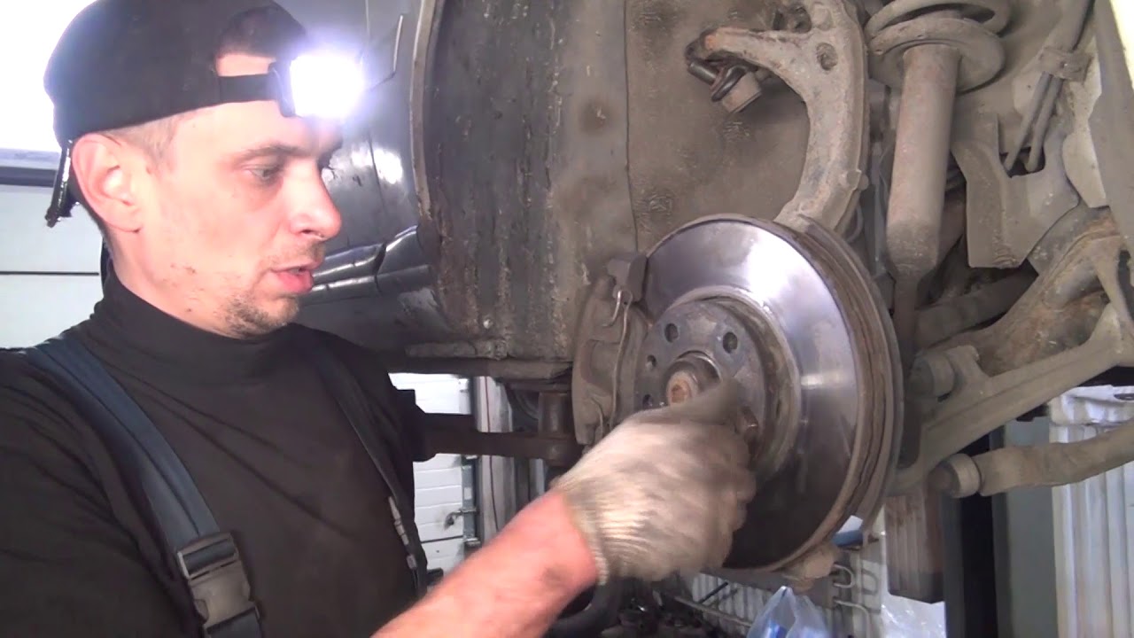 Audi A4 2001г Замена рычагов подвески  и замена подшипника ступицы