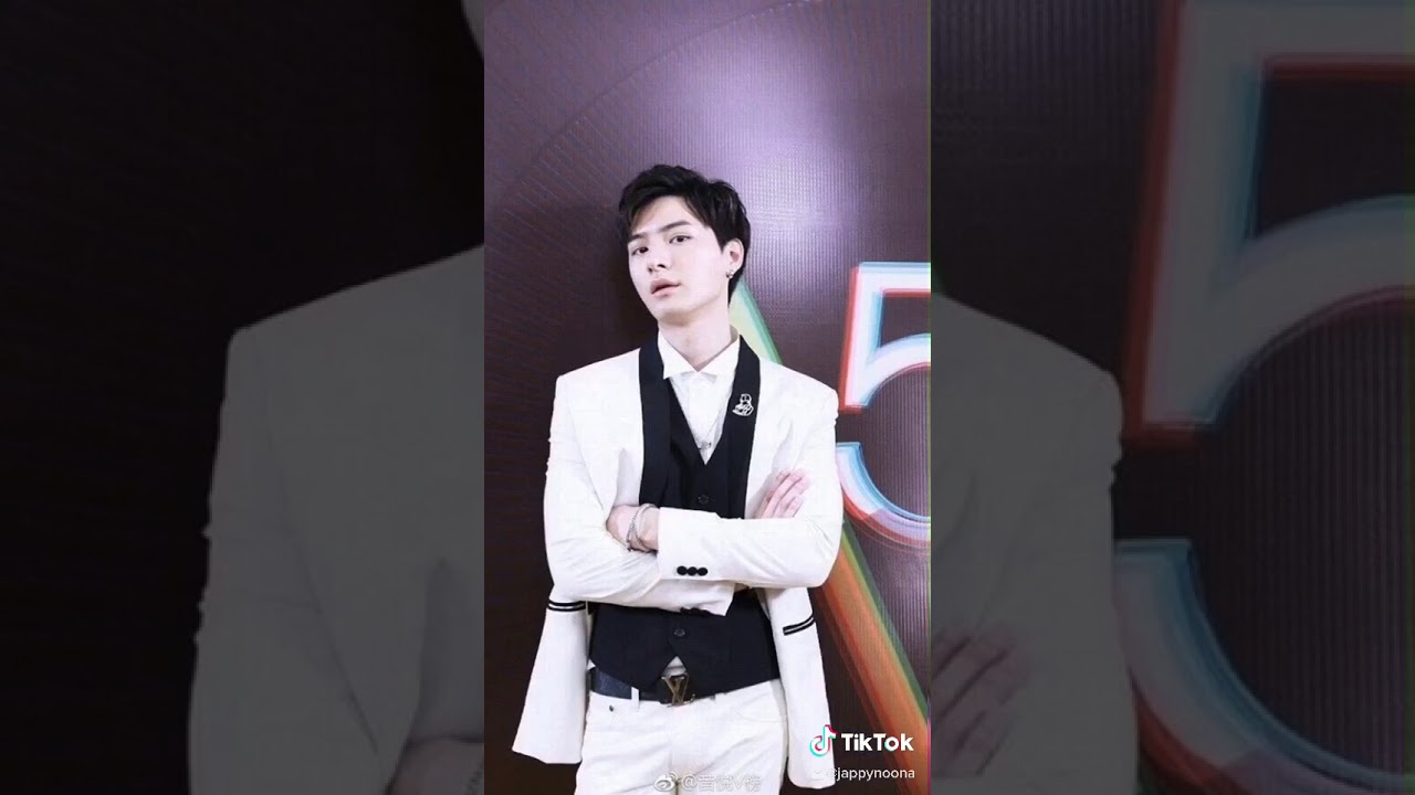 kristsingto is perfect from the bottom to the top 😏🥴