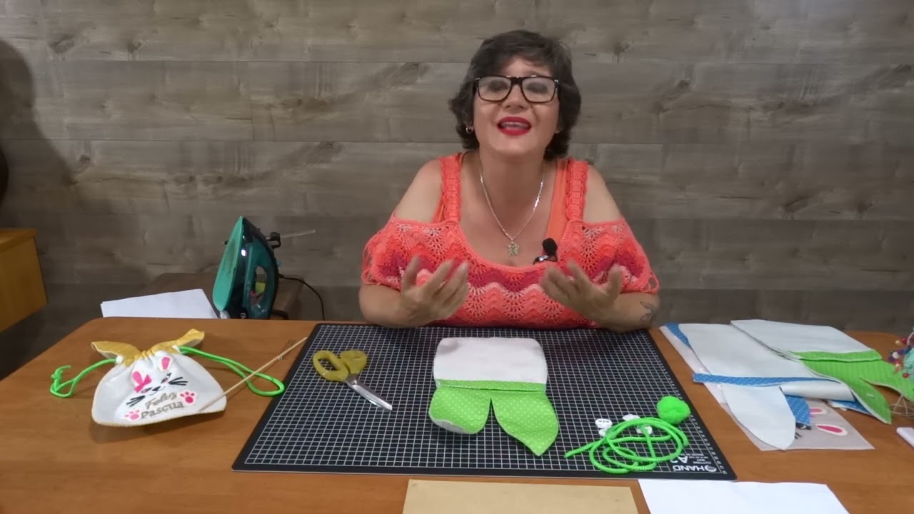 Bolsita conejo con orejas para aplicación. Incluye moldes (Caja de información). Yasna Pino.