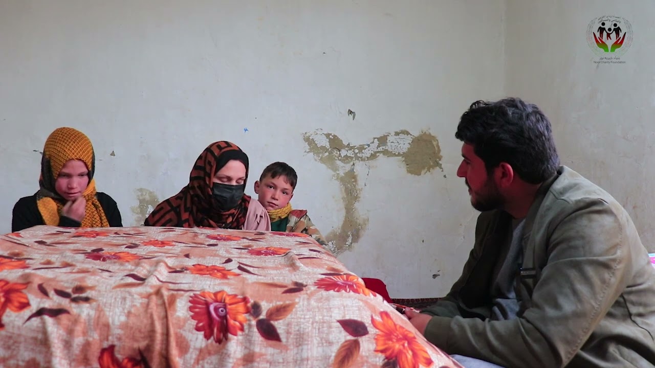 پدر اش فوت کرده دختر خورد سرپرستی خانه را به عهده دارد 