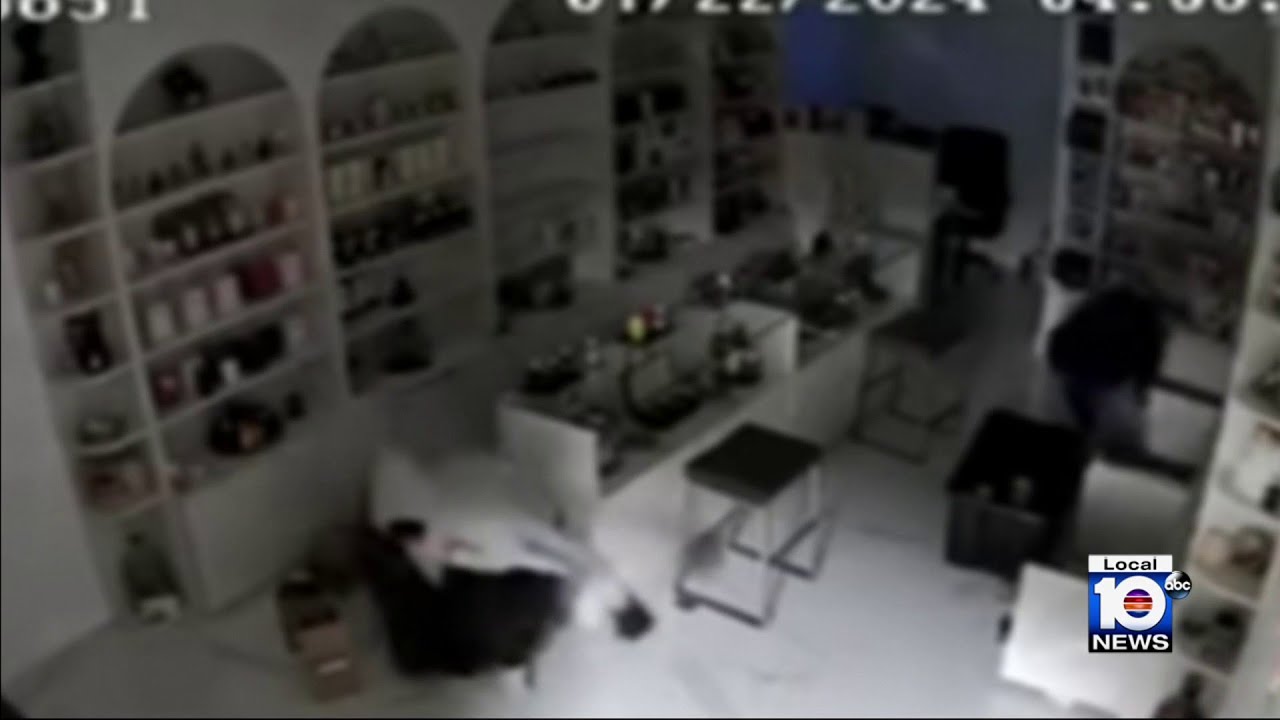 Воры попали на видео, воруя дорогие духи