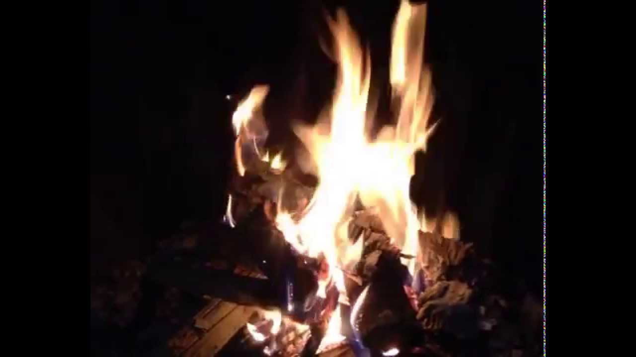 Bellissimo Suono del Fuoco in un Camino. Suoni Reali del Fuoco che Brucia