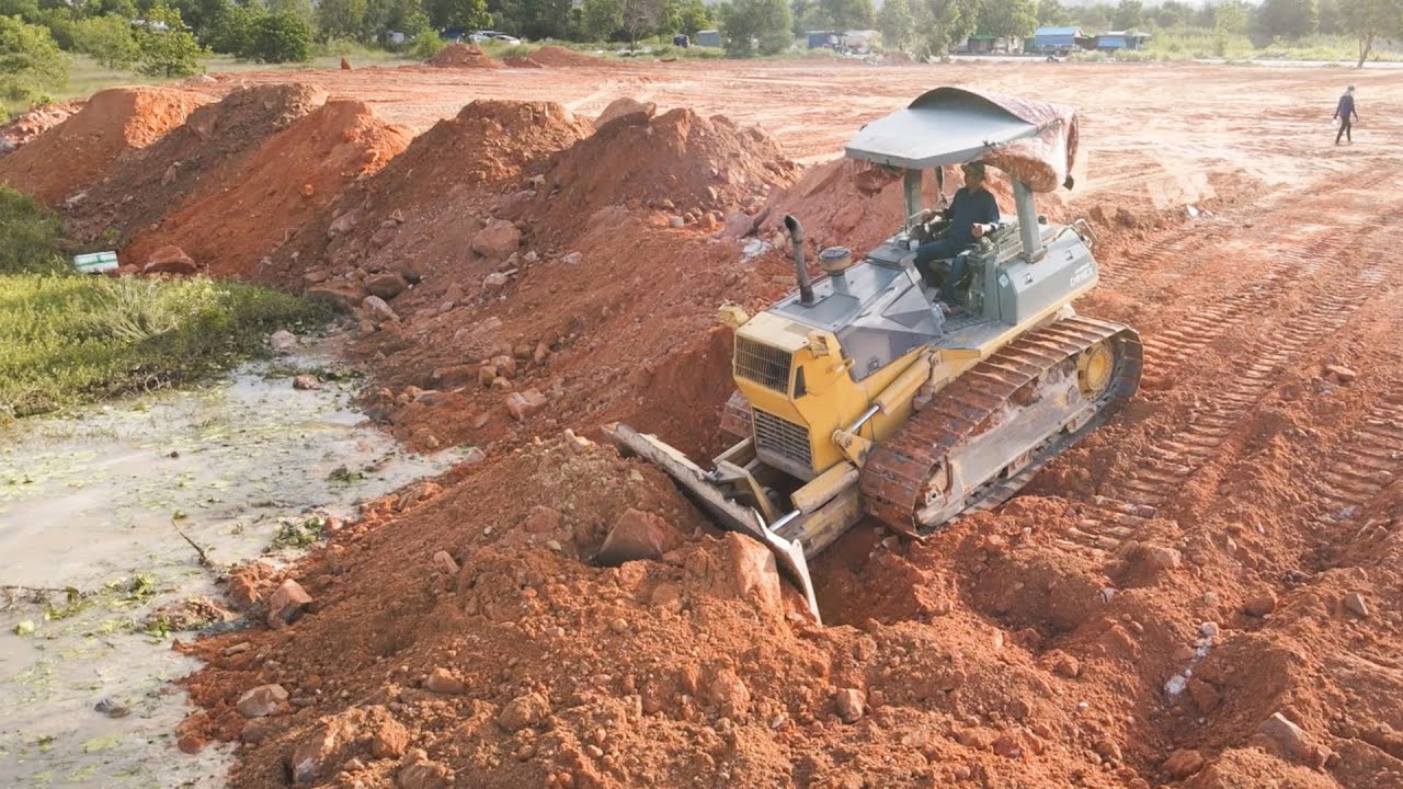 Wonderful Technique Filling Up The Large Area By KOMATSU Bulldozers D61PX With Team Trucks 25Ton