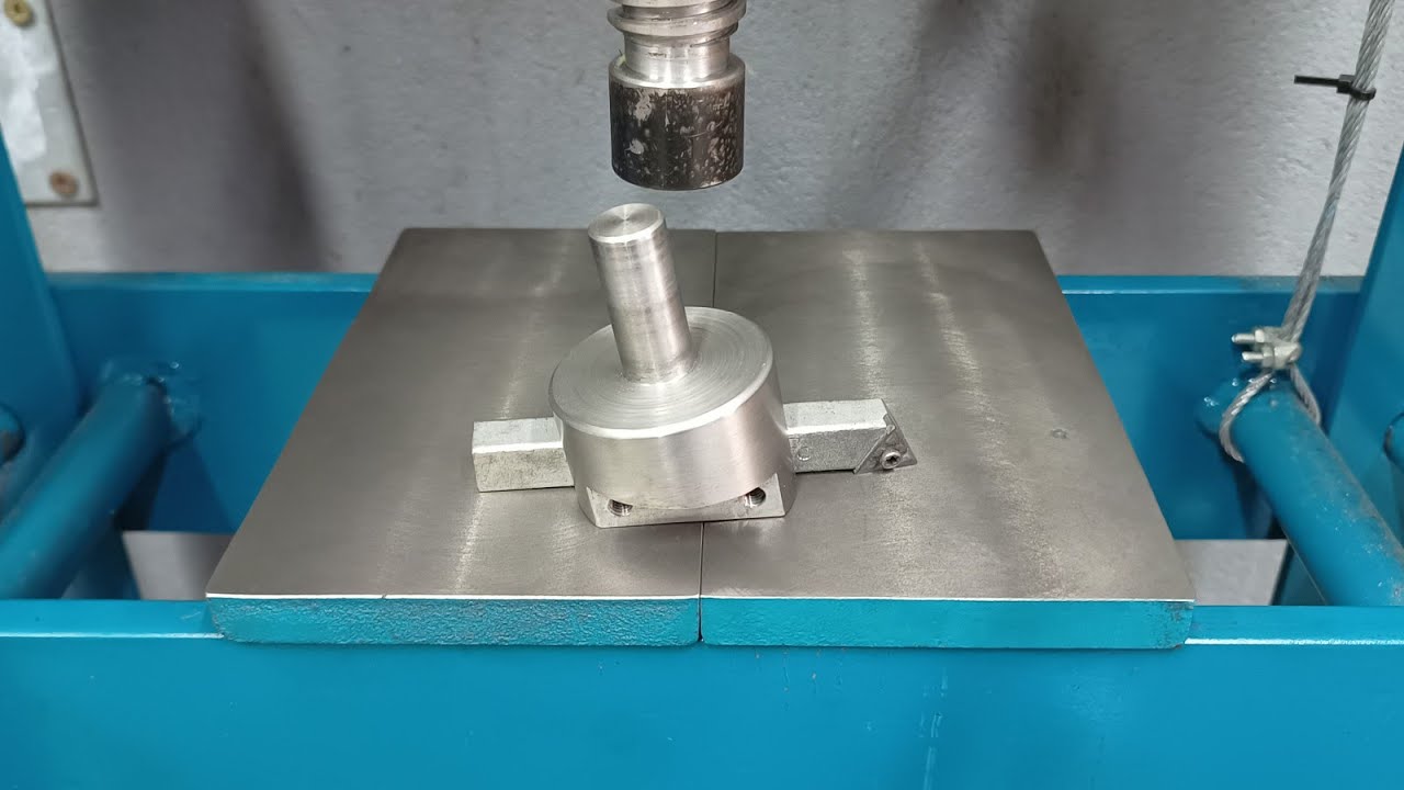 Plainando base de prensa hidráulica com a fresa bailarina. Fresadora SX2P