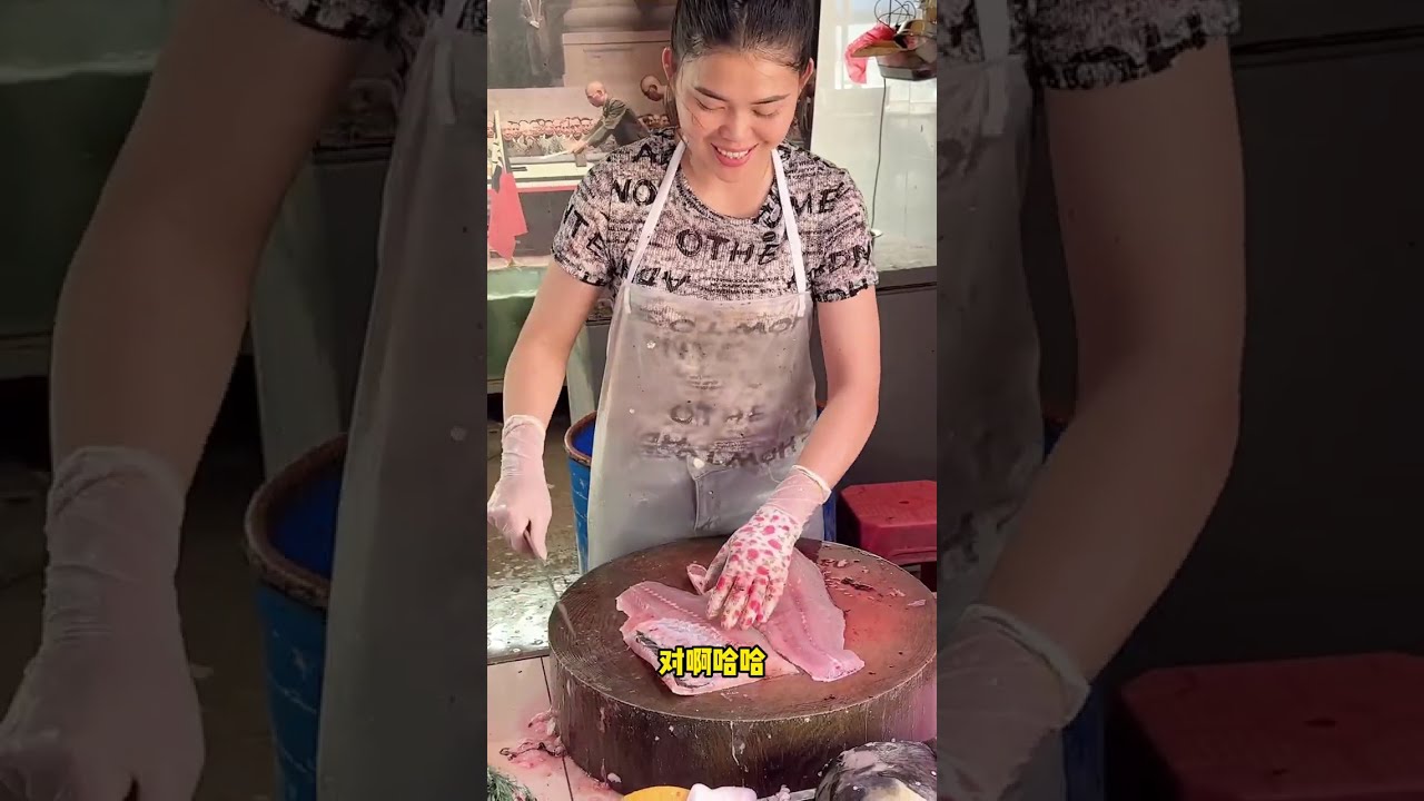 精明美女故意带 10 斤大鱼验货，下一秒老板娘操作绝了...#大鱼 #杀鱼技术 #刀工 #厨房菜刀