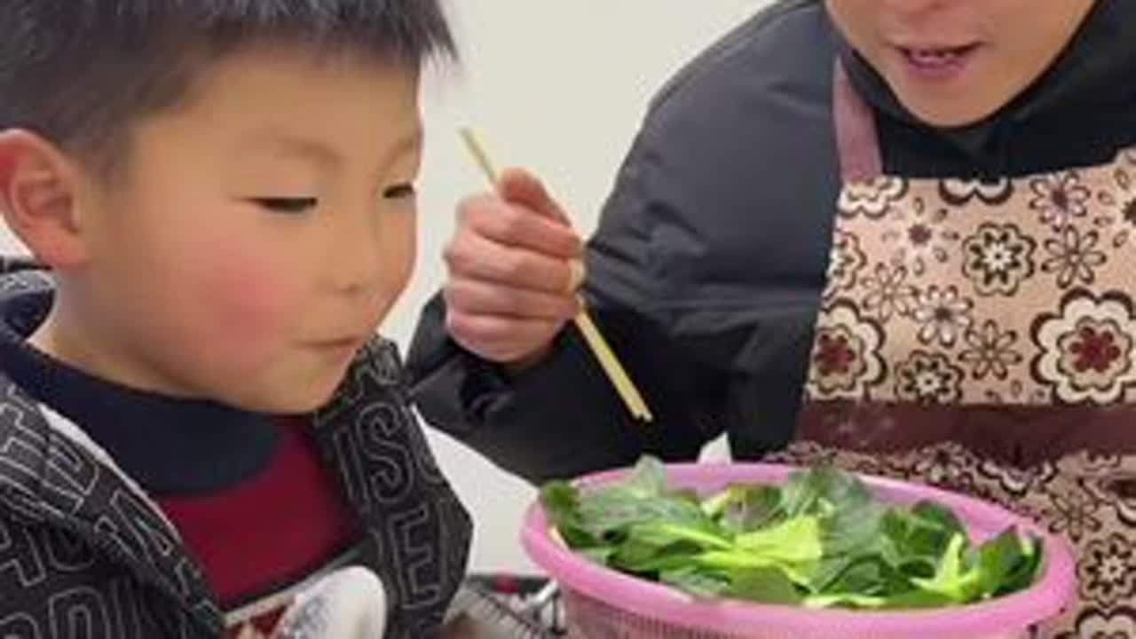 又到了每年炸肉丸子的时候了，今天公公去街上把肉和豆腐都买好了，今年买的豆腐不一样，炸出来好鼓啊！我们这里有一种说法发财豆腐，祝大家2026年一起发发发。#我的乡村生活 #记录真实生活 #农村生活...