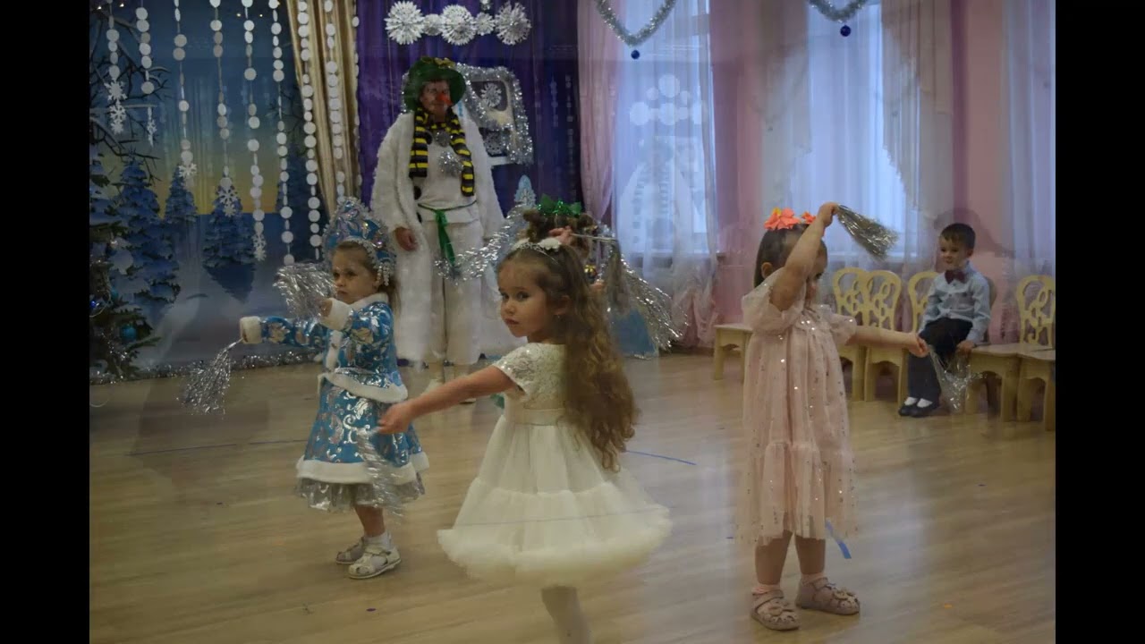 Новогодний праздник в группе  Родничок