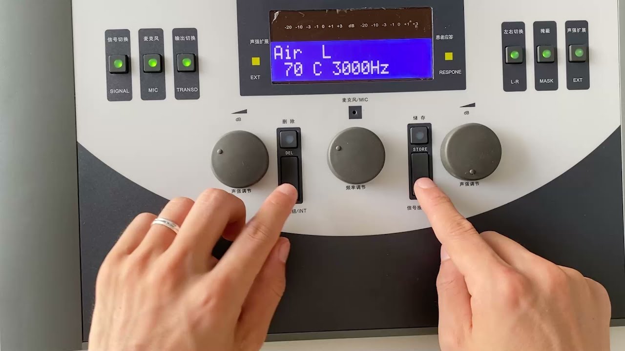 AD104 Audiometer operation of hearing test